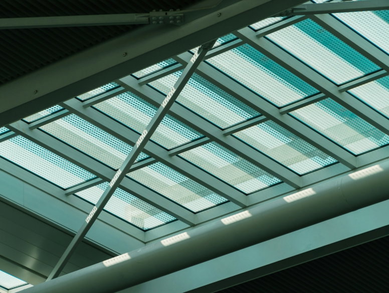 The ceiling of a building with a lot of windows